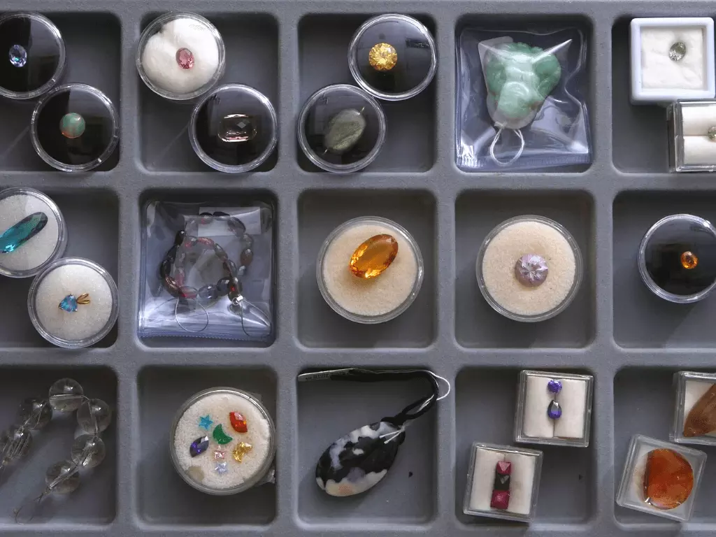 A tray of loose gemstones
